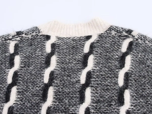 Gros plan sur la maille torsadée contrastée et le mohair doux de ce gilet en tricot