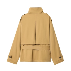 Vista posteriore di un trench corto kaki con patta frangivento e spalline decorative