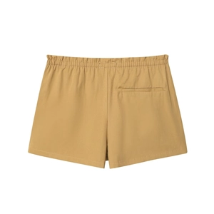 Dettaglio di pantaloncini casual kaki con elastico in vita e tasca a filo posteriore
