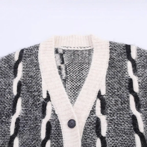 Gilet en maille torsadée bicolore à col en V avec boutons et motifs noirs et beiges