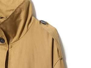 Dettaglio della giacca in twill kaki con spalline e bottoni neri di alta qualità
