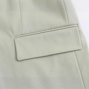 Blazer femme vert sauge à manches longues avec poche à rabat et texture tissée chic