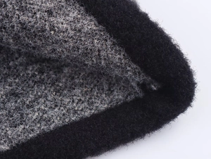 Dettaglio ravvicinato della maglia in misto lana morbida con bordo nero a contrasto