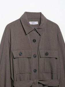 Détail d'une chemise utilitaire gris foncé avec poches à rabat et fermeture boutonnée