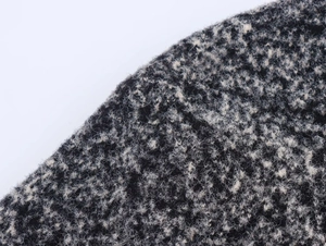 Dettaglio ravvicinato della maglia strutturata grigio nero con fibre morbide