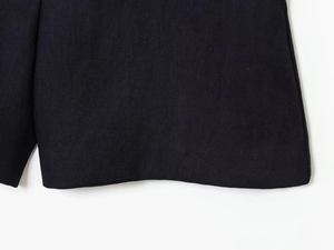 Gros plan détaillé de la texture du tissu sergé bleu marine sur un blazer structuré