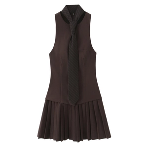 Robe Courte Élégante Sans Manches Plissée Pour Femmes Avec Cravatte Rayée Marron Foncé Taille Haute Col Rond Robe de Bureau