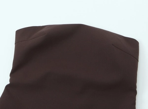 Vue détaillée du tissu marron foncé lisse et des coutures fines sur le bustier