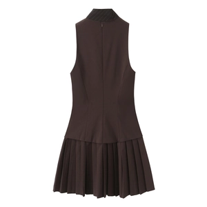 Robe plissée marron sans manches avec corsage gilet et détail de col rayé
