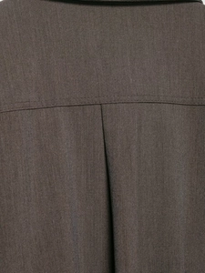 Détail de la double surpiqûre et du pli arrière sur l'ensemble pantalon droit marron