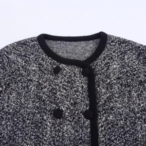 Cardigan in maglia da donna con finiture nere e bottoni doppiopetto in tessuto stile tweed