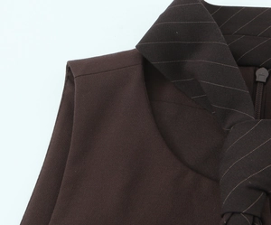 Vue détaillée robe sans manches marron avec col montant plissé et cravate à fines rayures