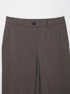 Gros plan détaillé de la taille et du bouton du pantalon droit gris foncé chic