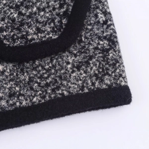 Cardigan in maglia tweed bianco e nero da donna con eleganti bordi neri a contrasto
