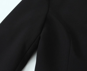 Vista macro delle cuciture del tessuto twill ad alta densità di una giacca nera