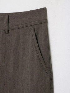 Gros plan du pantalon gris foncé avec passants de ceinture et poches latérales renforcées