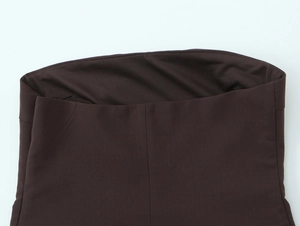 Vue détaillée de la taille haute marron foncé et de la texture du tissu haut de gamme femme