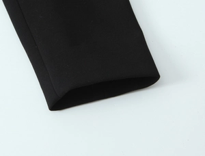 Dettaglio ravvicinato del tessuto in twill nero di una giacca da completo professionale