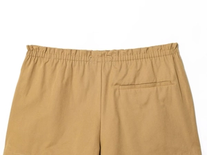 Dettaglio dell'elastico in vita kaki e della tasca posteriore sui pantaloncini casual