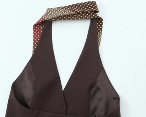 Détail du haut dos nu à col en V avec sangle à motif géométrique en marron foncé