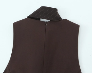 Détail d'une robe marron sans manches avec col à revers rayé et fermeture éclair invisible au dos