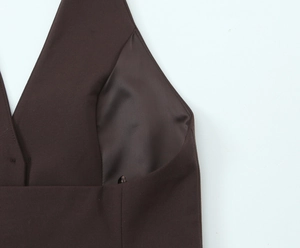 Détail du haut dos nu marron foncé montrant les coutures nettes et la doublure soyeuse