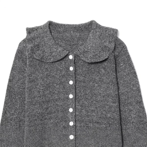 Gilet en maille gris foncé avec grand col Peter Pan et détails de boutons blancs
