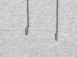 Detail eines grauen Hoodies mit silbernen Metallenden an Kordeln und feiner Textur