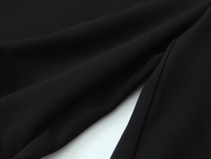 Vista macro della trama del tessuto nero di alta qualità del completo blazer corto