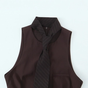 Haut sans manches marron foncé moderne avec cravate rayée et détail de poche chic