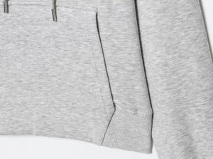 Details eines grauen Fleece-Hoodies mit Kängurutasche, Rippsaum und Metall-Kordelenden