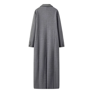 Vue arrière d'un manteau long en laine gris foncé avec couture centrale et fente