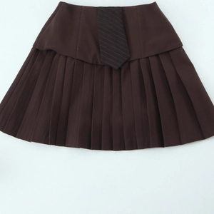 Robe courte sans manches marron foncé avec larges plis et accessoire cravate rayée