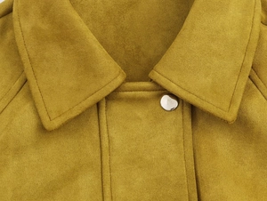 Détail du blouson aviateur en daim jaune moutarde avec bouton pression et couture