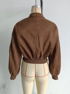 Detailansicht der braunen Wildlederjacke mit Rippbündchen und Rückennaht-Design