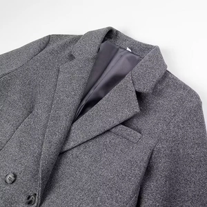 Manteau long en laine gris foncé avec revers classiques et boutons élégants pour femmes