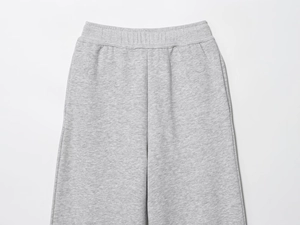 Detail der grauen Jogginghose mit elastischem Bund und hochwertiger Strickstruktur