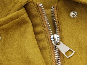Détail du zip métallique argenté et du bouton pression sur la veste bomber en suédine