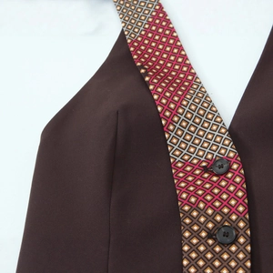 Haut licou marron foncé avec col à motif géométrique vintage et détails de boutons