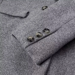 Manteau gris en laine pour femme avec texture premium et boutons effet marbre aux poignets