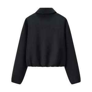 Rückansicht einer kurzen schwarzen Jacke mit elastischem Saum und Stehkragen