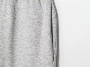 Detail der Seitentaschennaht und der melierten grauen Strickstruktur an einem Hoodie