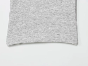 Detail des grauen Fleece-Sweatshirt-Saums mit sauberen Doppelnadel-Ziernähten