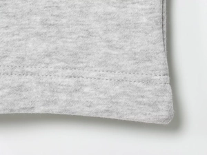 Detail der grauen Hoodie Doppelnaht und der weichen Strickstoffstruktur