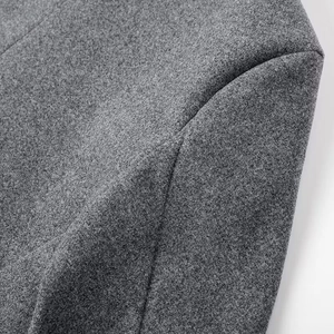 Gros plan sur le tissu gris en laine avec coutures diagonales et texture douce