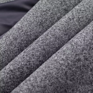 Gros plan sur un tissu en laine mélangée grise montrant la texture épaisse