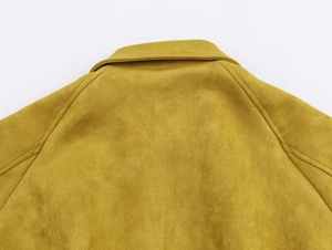 Gros plan détaillé du blouson aviateur en daim jaune moutarde avec coutures d'épaules lisses