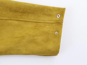 Détail de la veste aviateur jaune moutarde en suédine avec boutons-pression en métal