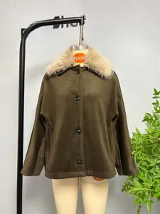 Dettaglio della giacca di lana verde oliva con collo in ecopelliccia beige e grandi bottoni neri