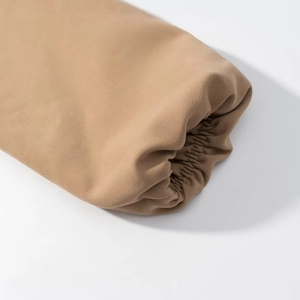 Detaillierte Makroansicht der elastischen Manschette an einer khakifarbenen Kurzjacke